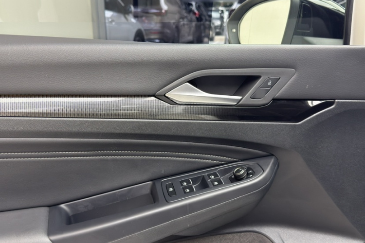 Volkswagen Golf 2021 car image #21