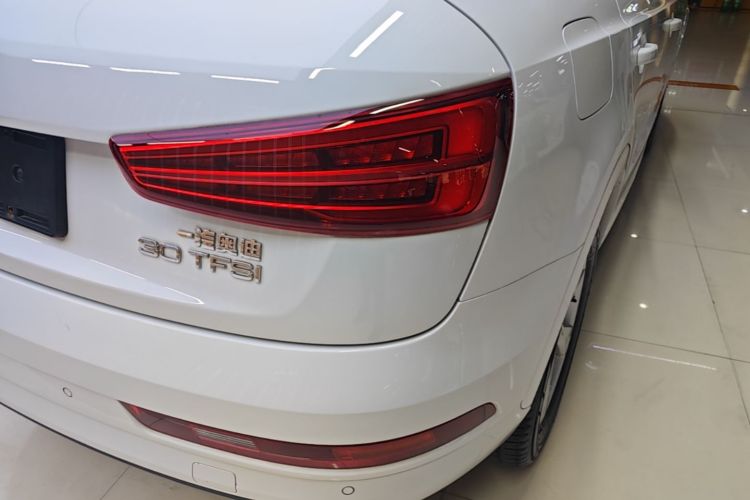 Audi Q3 2018 car image #8
