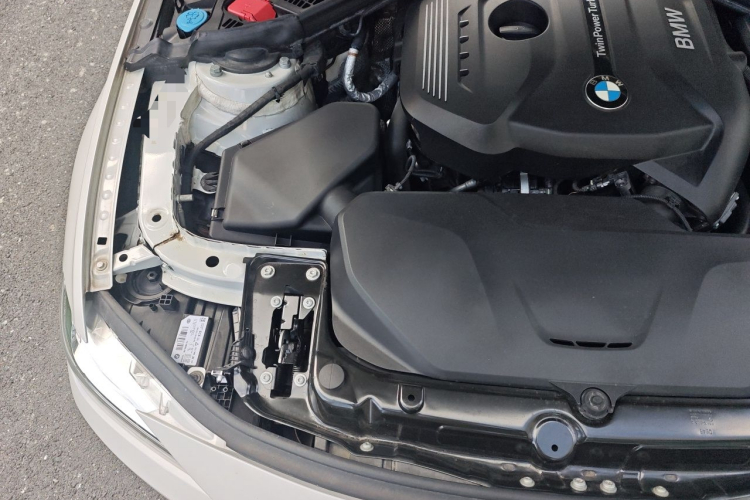 BMW 3 Series 2018 car image #22