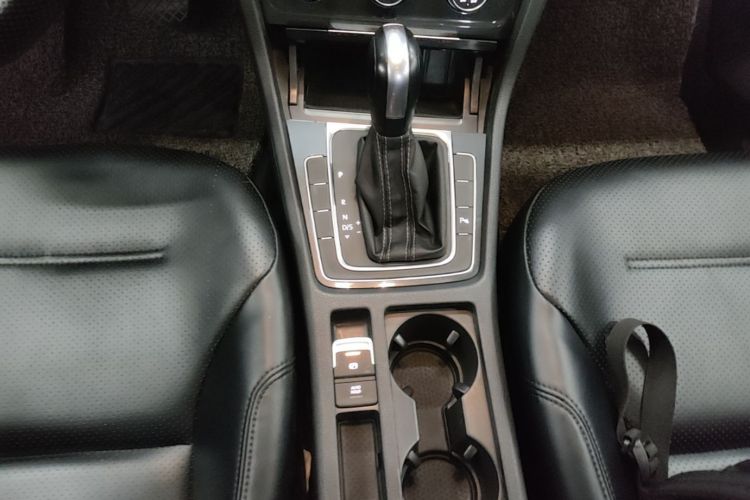 Volkswagen Golf 2017 car image #14