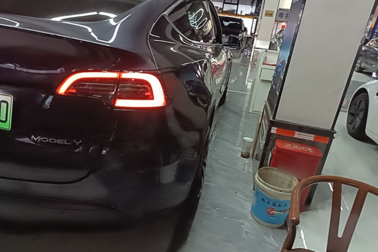 Tesla Model Y 2024 car image #8