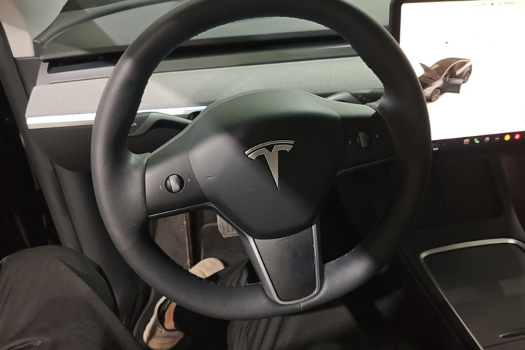 Tesla Model Y 2024 car image #11