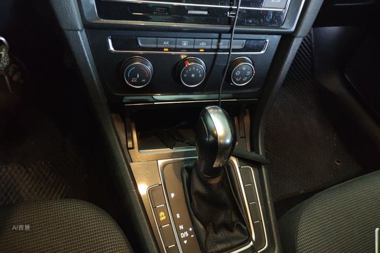 Volkswagen Golf 2018 car image #16