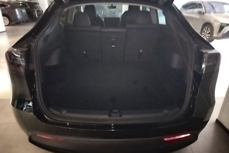 Tesla Model Y 2023 car image #19