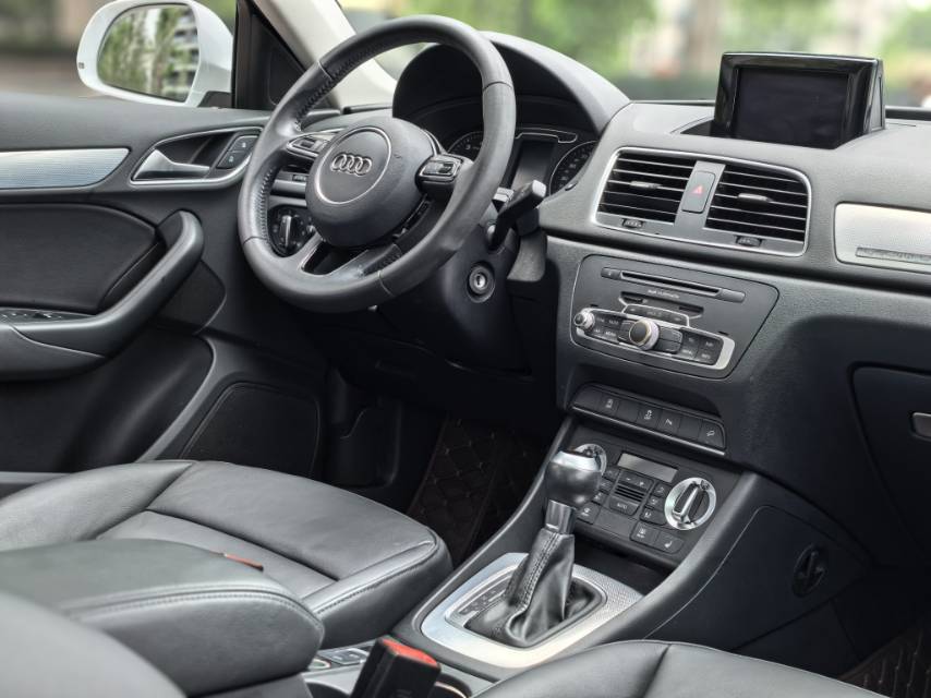 Audi Q3 2015 car image #10