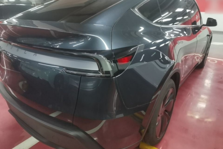 Tesla Model Y 2025 #8 Tesla Model Y 2025 car image #8