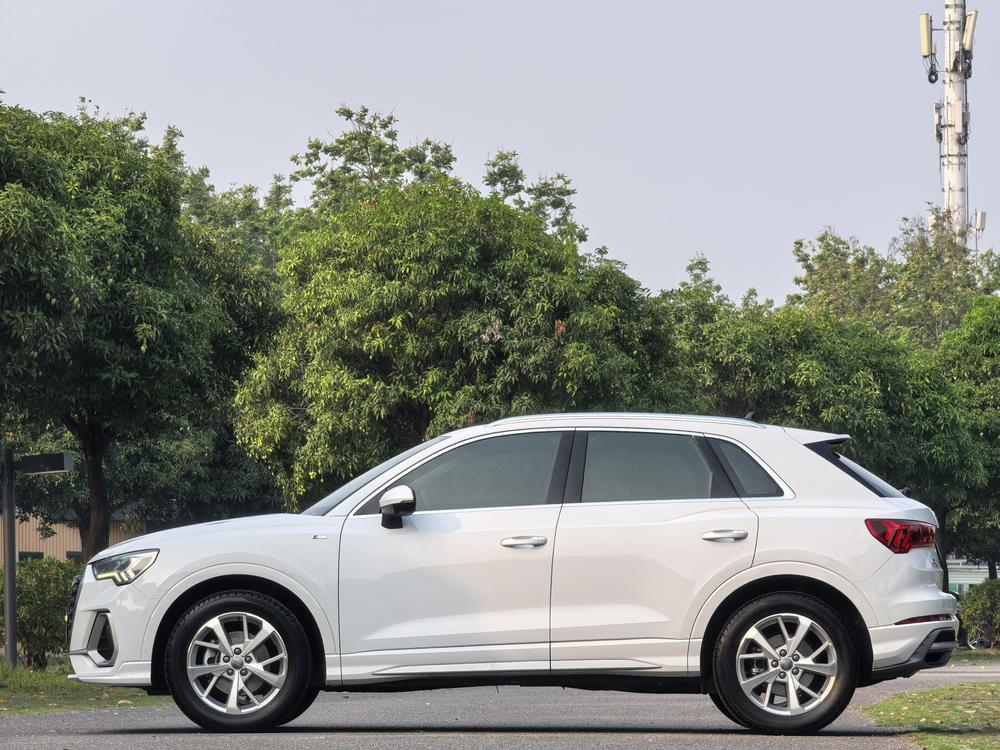 Audi Q3 2020 car image #3