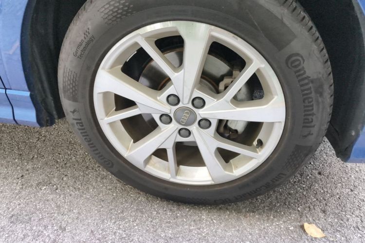 Audi Q3 2019 car image #9