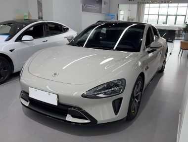 MI SU7 2024 immagine di auto 