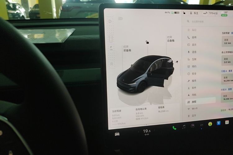 Tesla Model Y 2025 car image #14