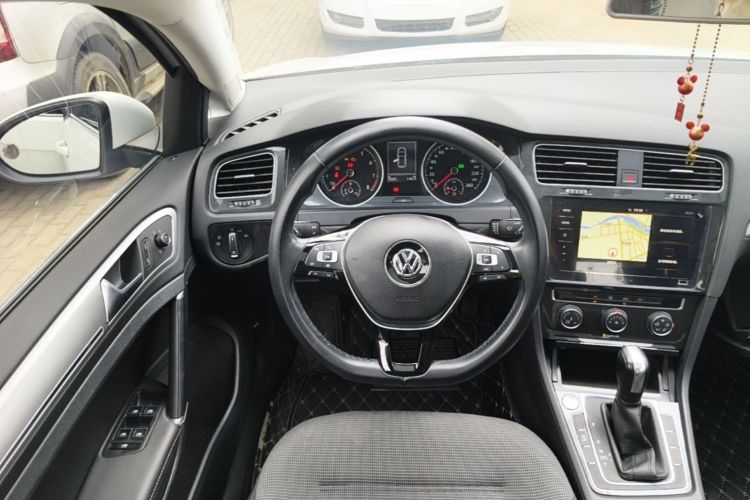 Volkswagen Golf 2020 car image #11