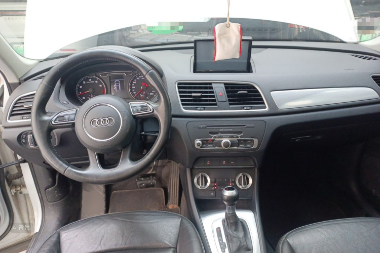 Audi Q3 2016 car image #11