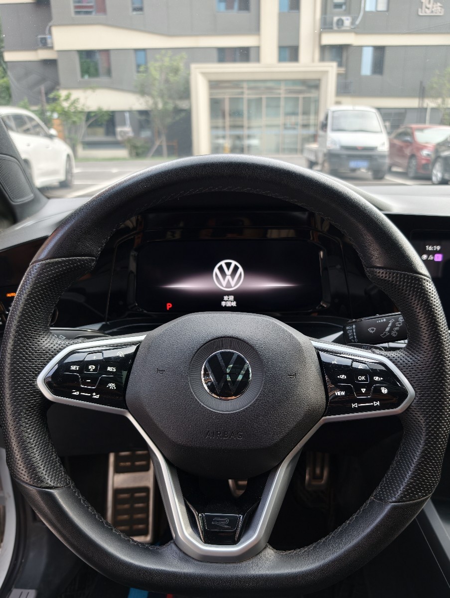 Volkswagen Golf 2022 car image #10