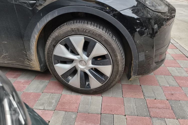 Tesla Model Y 2023 immagine di auto #9