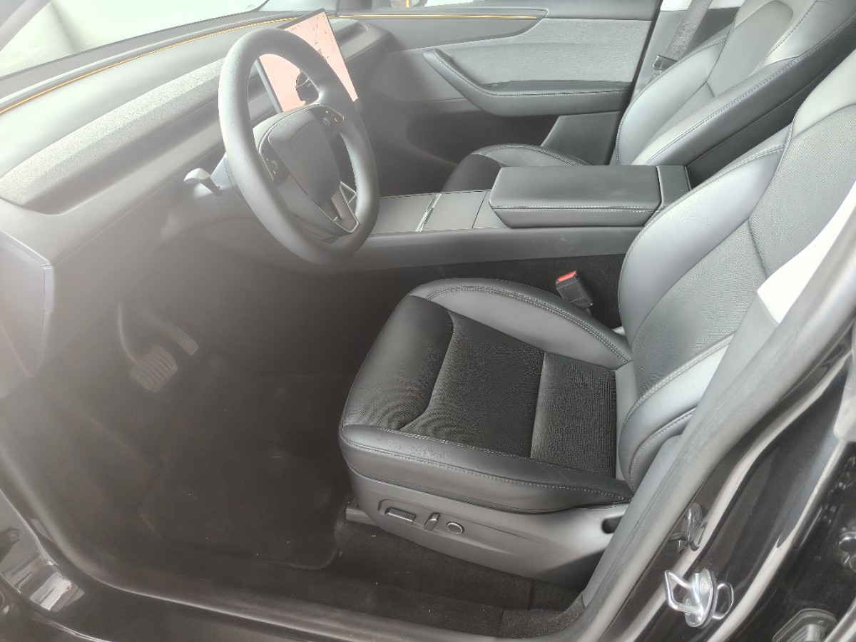 Tesla Model Y 2025 car image #5