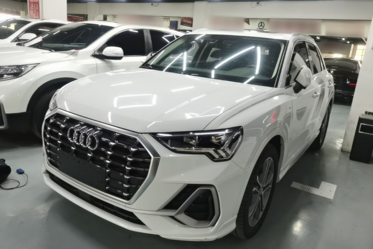 Audi Q3 2020 car image #2