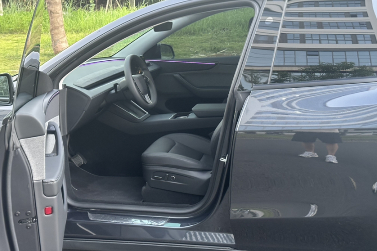 Tesla Model Y 2025 immagine di auto #26