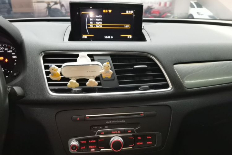 Audi Q3 2016 car image #13