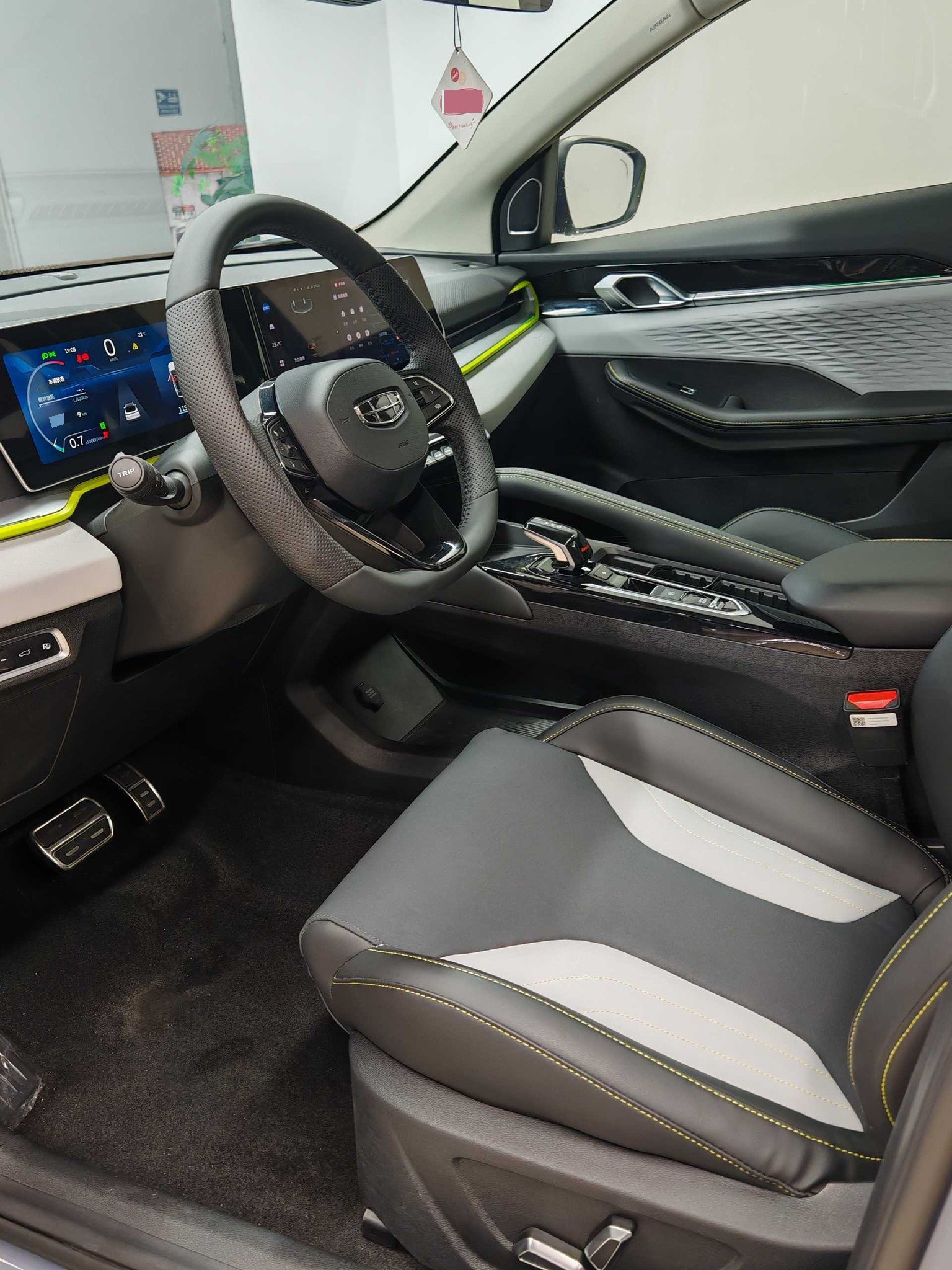 GEELY Coolray 2023 изображение автомобиля #3