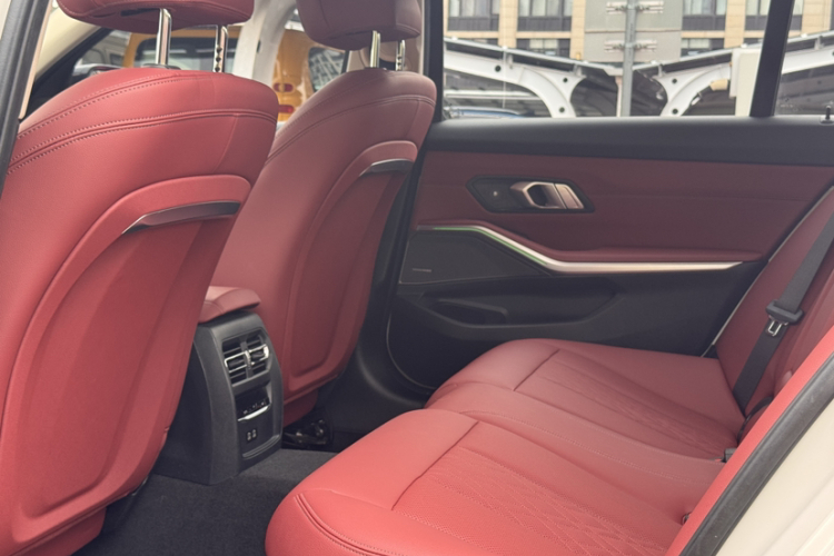 BMW 3 Series 2023 صورة سيارة #13