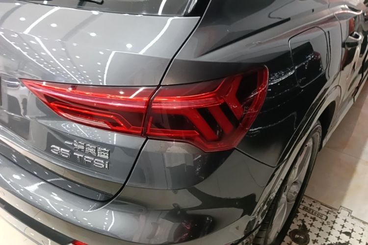 Audi Q3 2021 car image #8