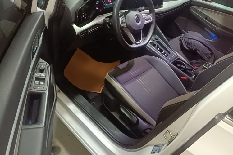 Volkswagen Golf 2022 car image #16