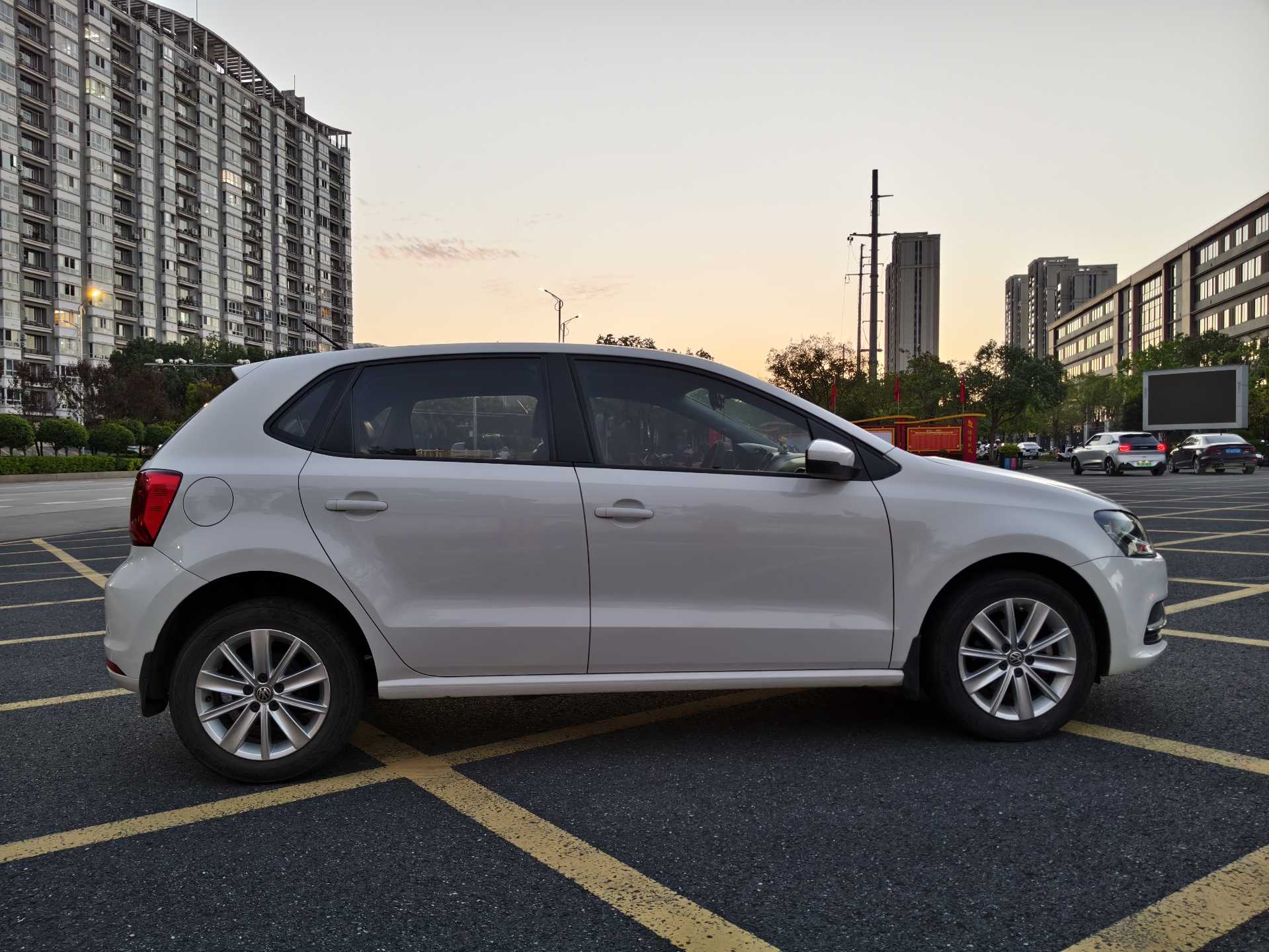 Volkswagen Polo 2015 #10 Volkswagen Polo 2015 car image #10