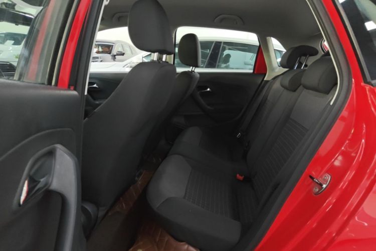 Volkswagen Polo 2015 car image #17