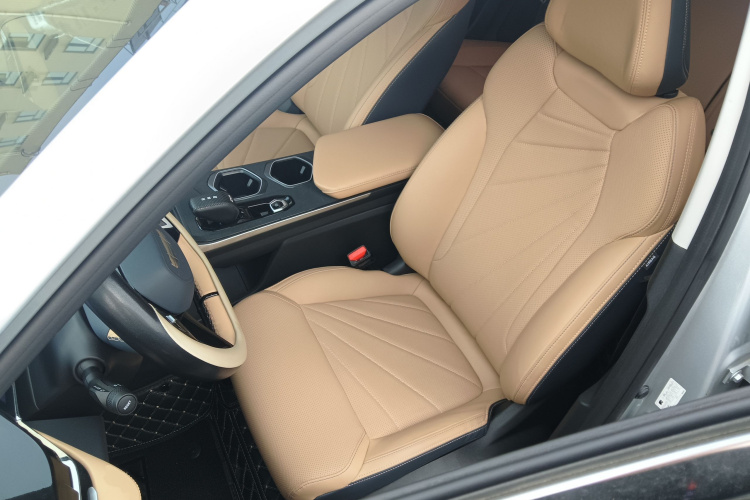 GEELY Boyue L 2024 immagine di auto #15