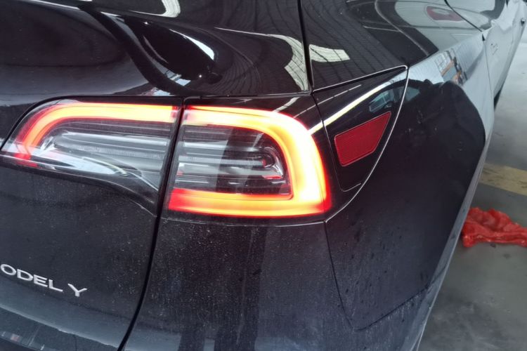 Tesla Model Y 2023 car image #8