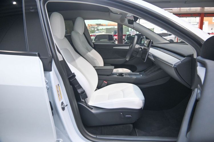 Tesla Model Y 2024 صورة سيارة #24
