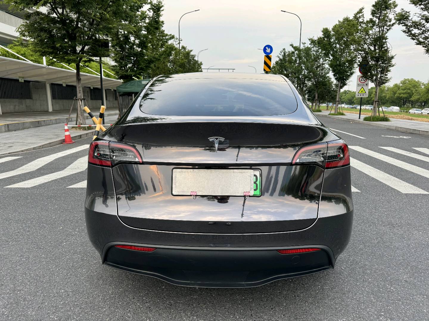 Tesla Model Y 2024 #5 Tesla Model Y 2024 car image #5