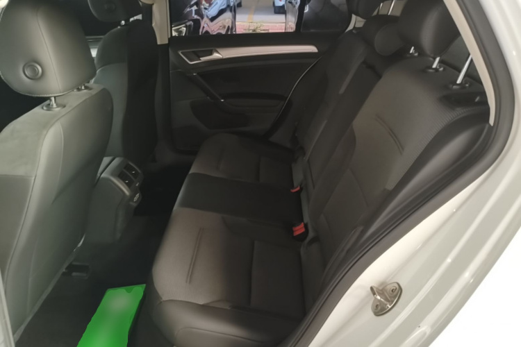 Volkswagen Golf 2019 car image #17