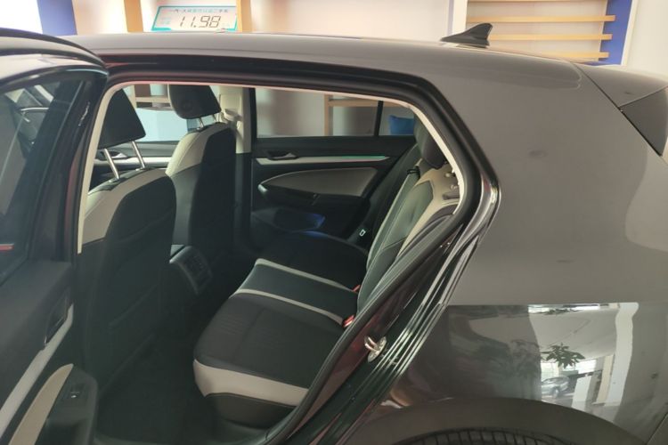 Volkswagen Golf 2023 car image #17