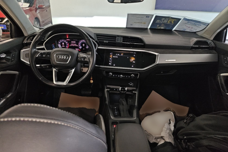 Audi Q3 2019 car image #10