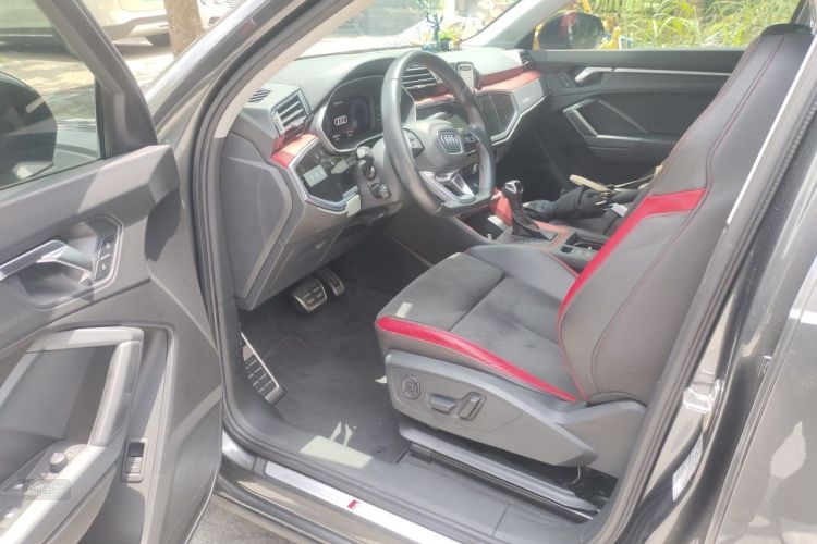 Audi Q3 2020 car image #18