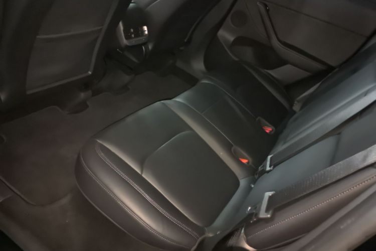 Tesla Model Y 2023 صورة سيارة #13