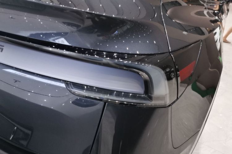 Tesla Model Y 2025 #8 Tesla Model Y 2025 car image #8
