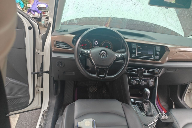 Volkswagen Tharu 2020 car image #12
