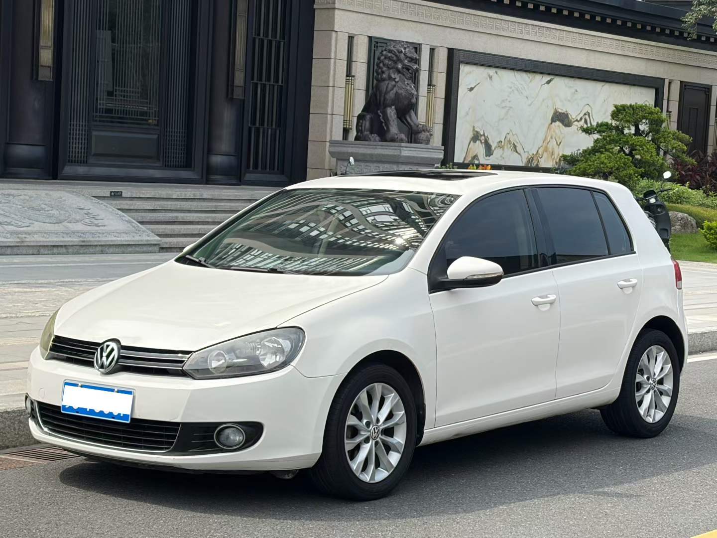 Volkswagen Golf 2012 car image 