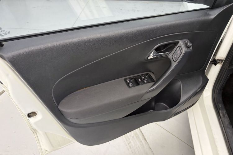 Volkswagen Polo 2015 #13 Volkswagen Polo 2015 car image #13