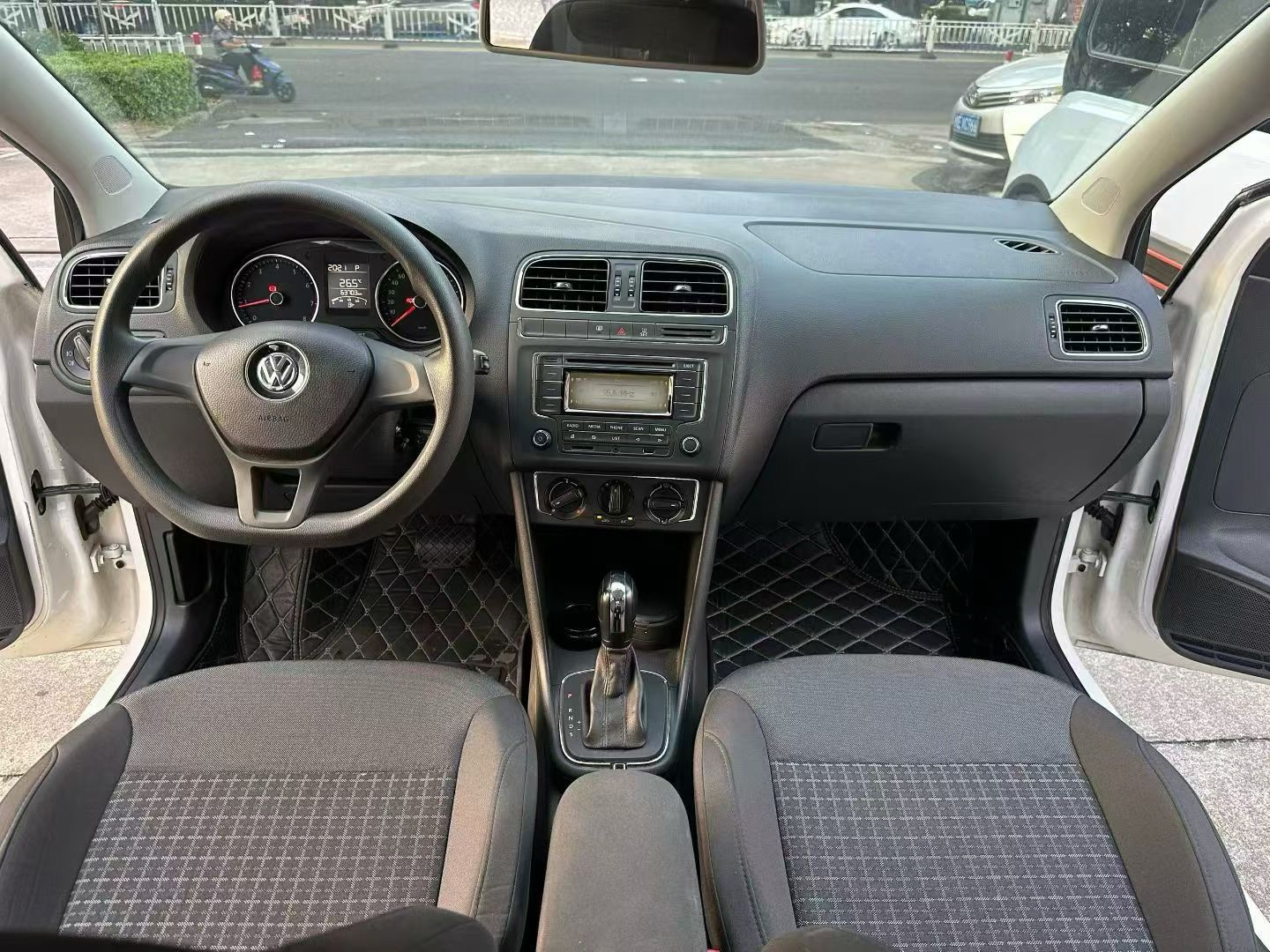 Volkswagen Polo 2015 car image #6