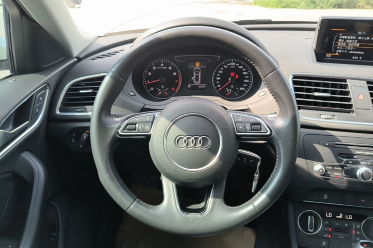 Audi Q3 2018 car image #11