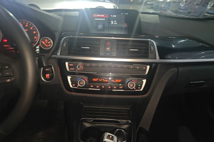 BMW 3 Series 2018 car image #13