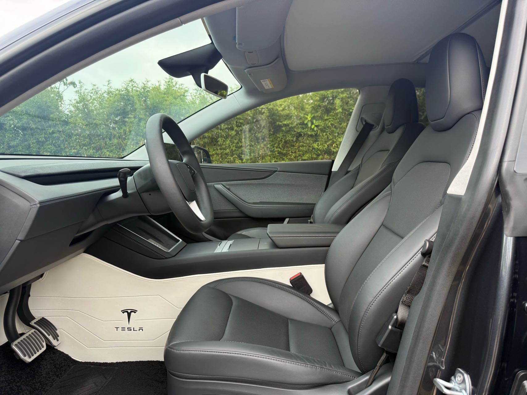 Tesla Model Y 2025 #4 Tesla Model Y 2025 car image #4