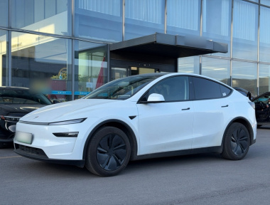 Tesla Model Y 2025 immagine di auto 