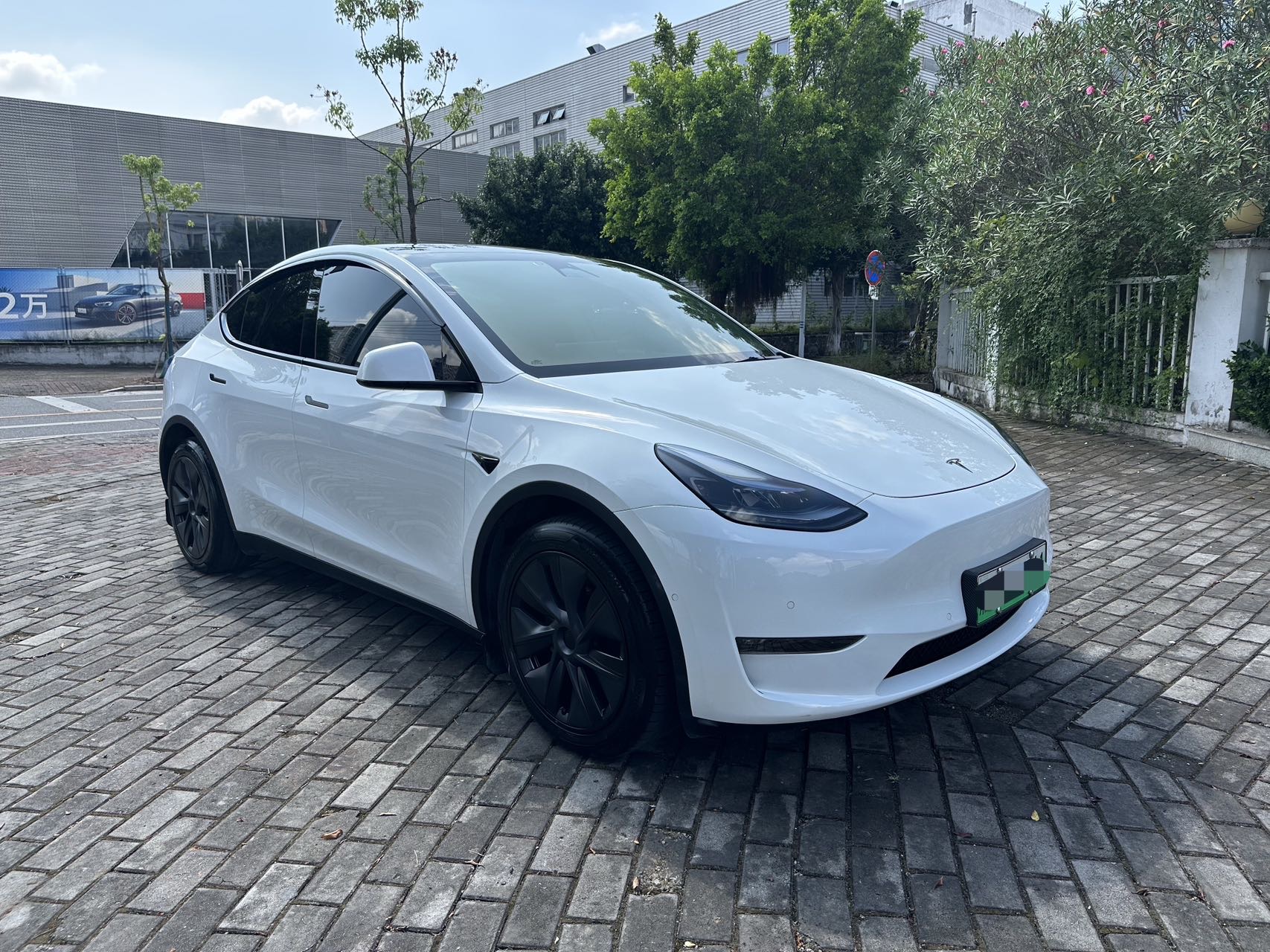Tesla Model Y 2023 car image #3