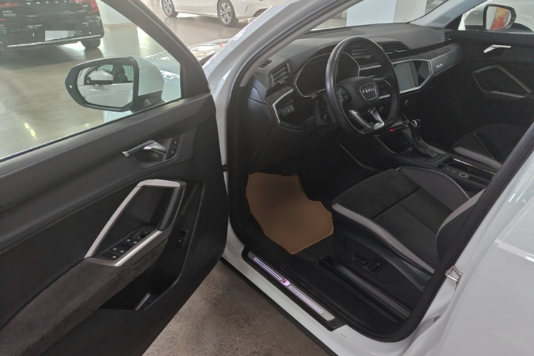 Audi Q3 2021 #16 Audi Q3 2021 car image #16