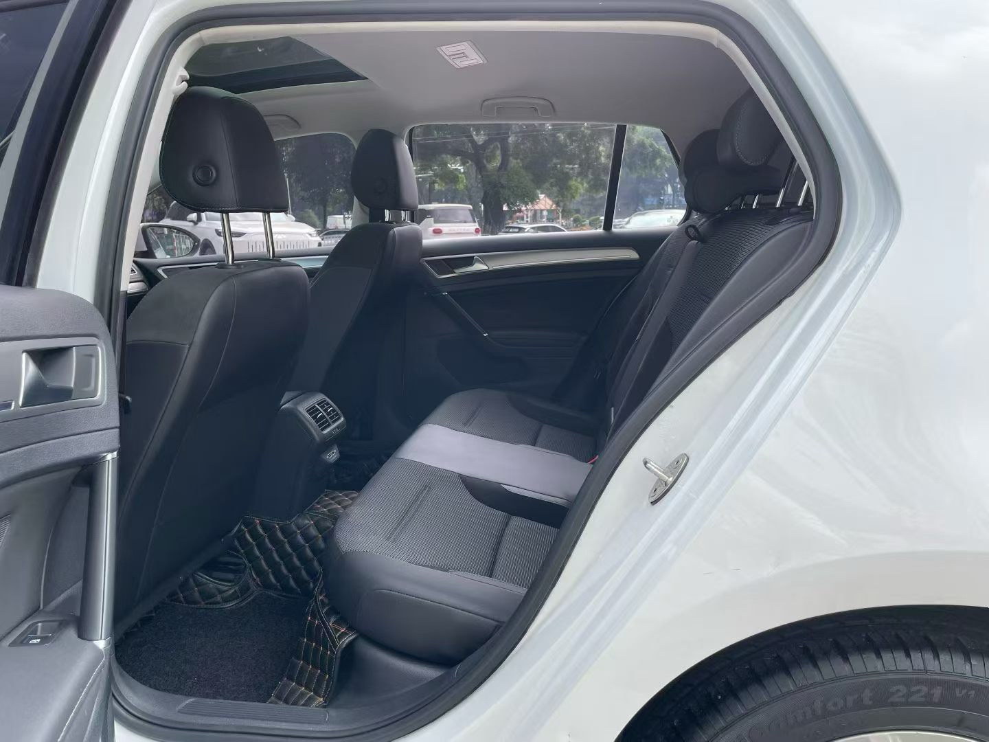 2019 car image #6