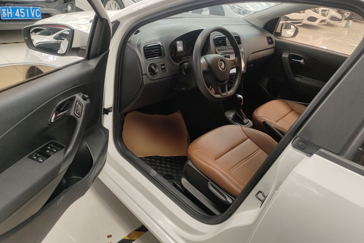 Volkswagen Polo 2017 car image #16